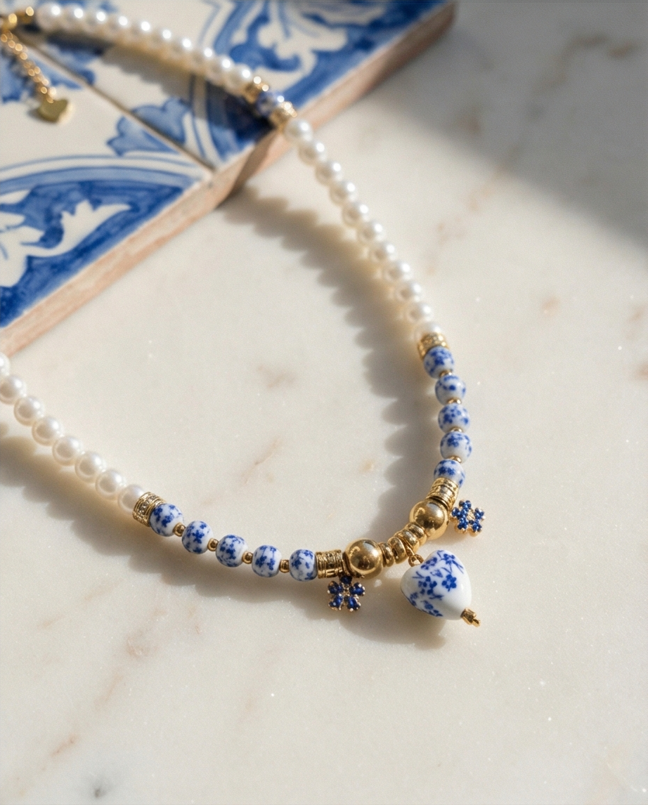 Colar Artesanal Pérolas e Azulejo Português com Pendente de Coração