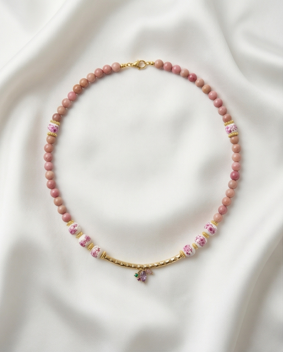 Colar de Pedras Naturais Rosa com Contas Florais e Pendente Dourado
