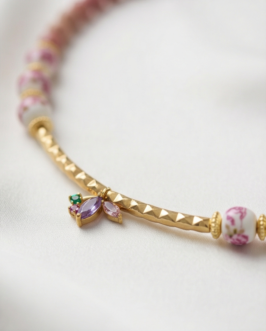 Colar de Pedras Naturais Rosa com Contas Florais e Pendente Dourado