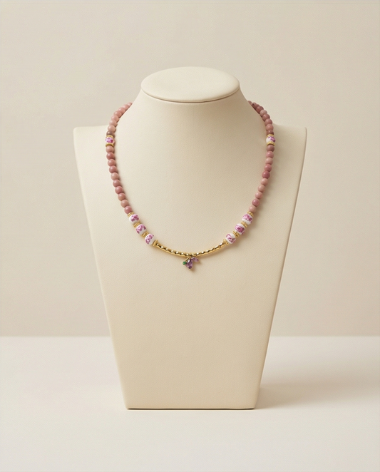 Colar de Pedras Naturais Rosa com Contas Florais e Pendente Dourado