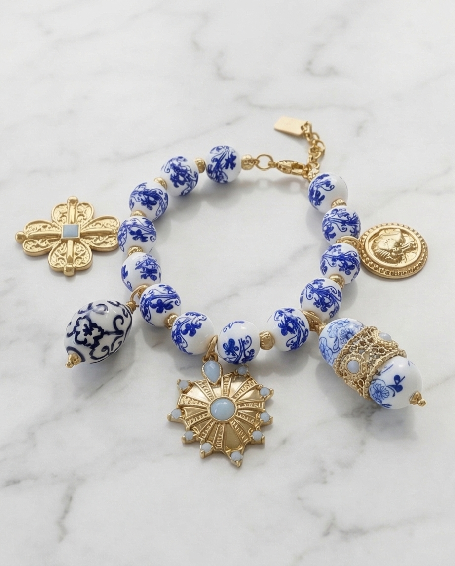 Pulseira Artesanal de Azulejo Português com Charmés Dourados