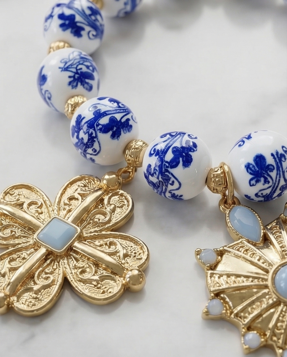 Pulseira Artesanal de Azulejo Português com Charmés Dourados