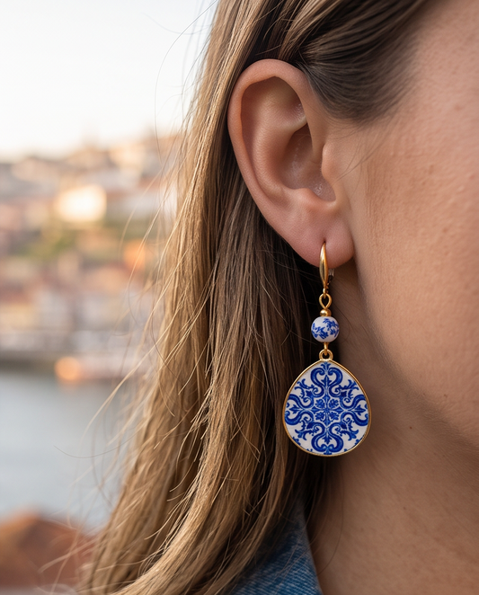 Brincos Artesanais Argola Dourada com Pendente Azulejo Português Gota
